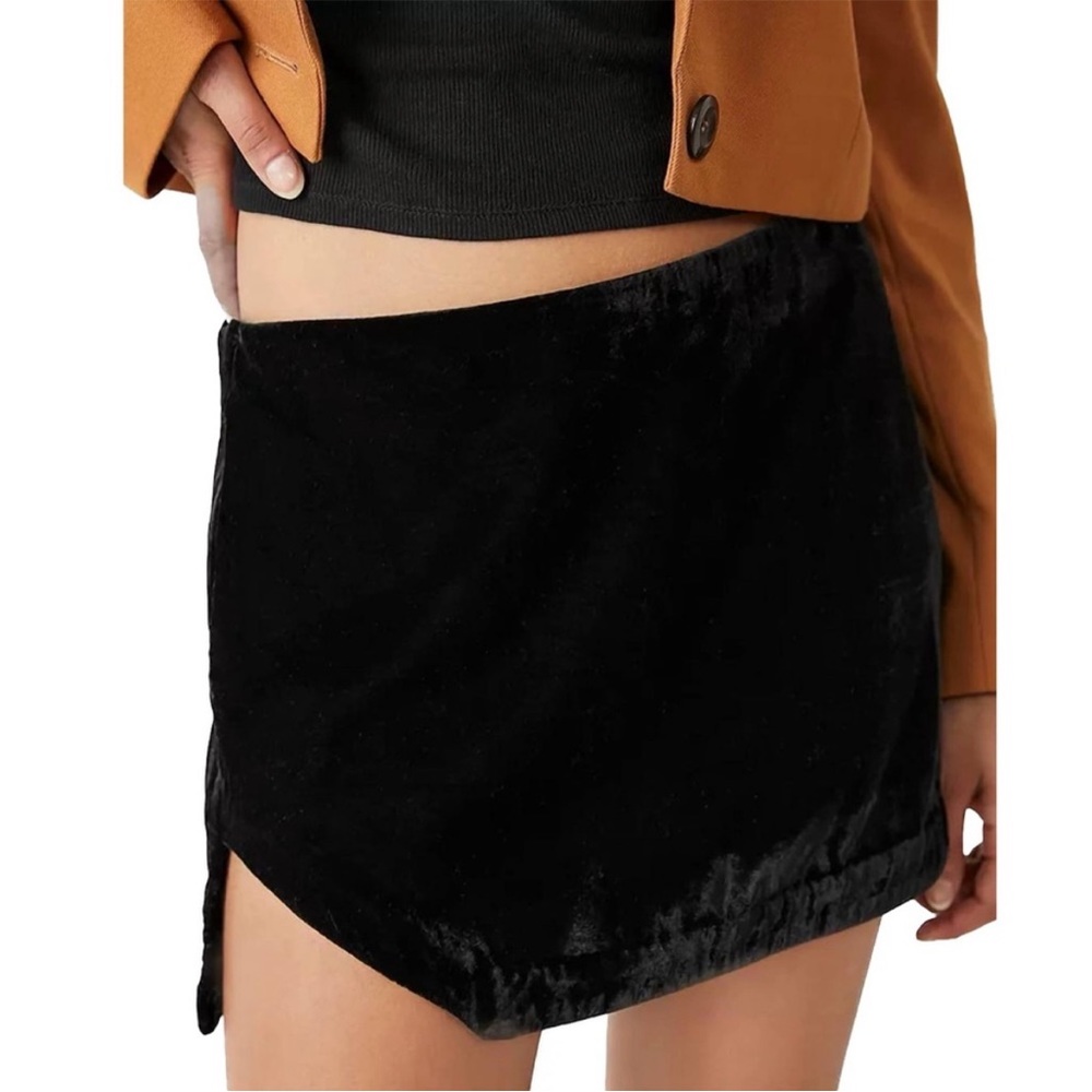 FREE PEOPLE Black Velvet Mini Skirt – Size 4 – NWT - Picture 3 of 10